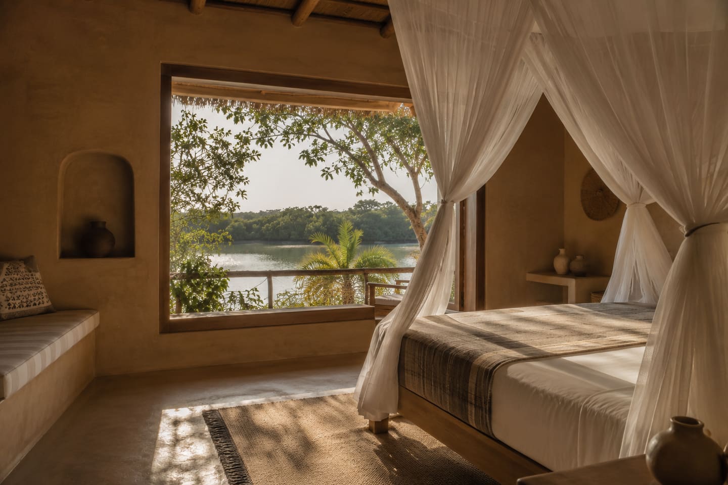Chambre Deluxe à moustiquaire, vue sur le lagon depuis le lit.